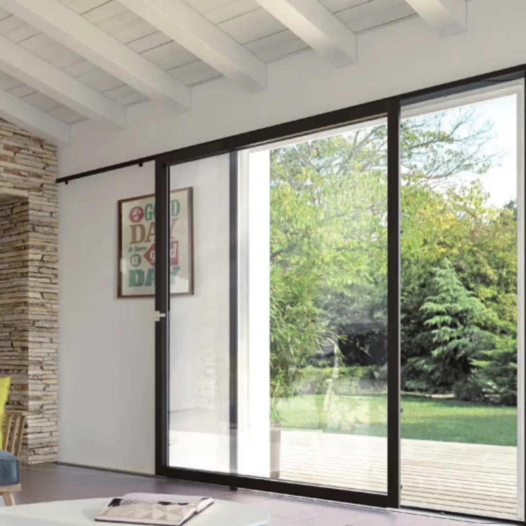 Baie vitrée coulissante murale aluminium M3D.S Millet ouverte sur le jardin