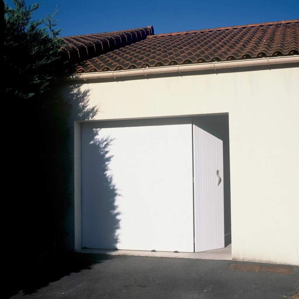 Porte de garage PVC Tempo Maine Clôtures