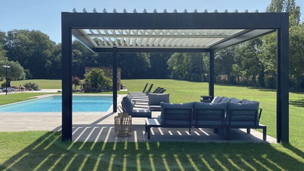 Pergola bioclimatique LI SU DES TEMPS dans un jardin avec piscine